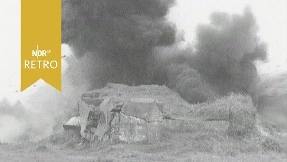 Sprengladung an einem alten Boden-Bunker auf Wangerooge (1963)  