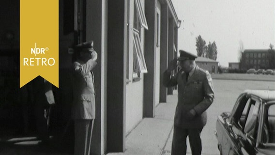 Generalmajor William C. Baker begrüßt einen Kameraden in Bremerhaven (1963)  