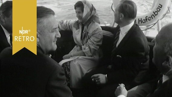 Fünf Männer und eine Frau auf einer Hafenrundfahrt in Hamburg am Heck eines Bootes (1963)  