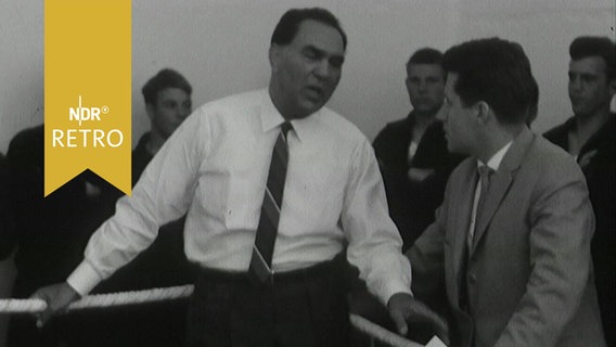 Der Boxer Max Schmeling 1963 in Zivil als Schiedsrichter im Boxring  