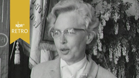 Hamburgs Jugendsenatorin Irma Keilhack bei einer Rede 1963  