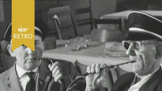 Zwei Raucher bei einem Wettrauchen mit langen gebogenen Pfeifen (1963)  
