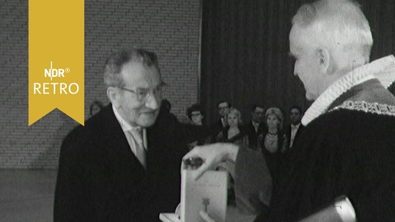 Wilhelm Flitner erhält vom Hamburger Universitätsdirektor Rudolf Sieverts den Hansischen Goethe-Preis 1963  