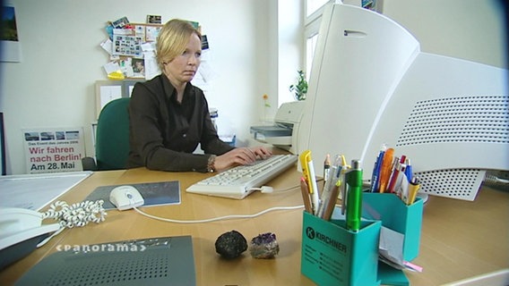 Die Verwaltungsangestelle Sonja Truffel am Schreibtisch  