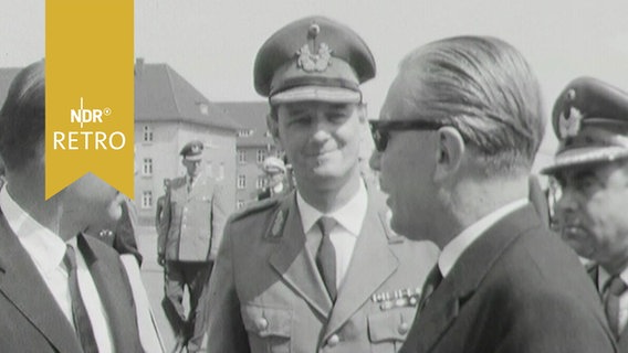 US-Verteidigungsminister Robert McNamara im Gespräch mit Bundesverteidigungsminister Kai-Uwe von Hassel (1963) bei einem Truppenbesuch  