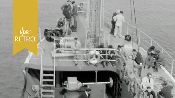 Mehrere Passagiere bei der ersten Testfahrt am Bug des Heckloggers "Lesum" (1963)  
