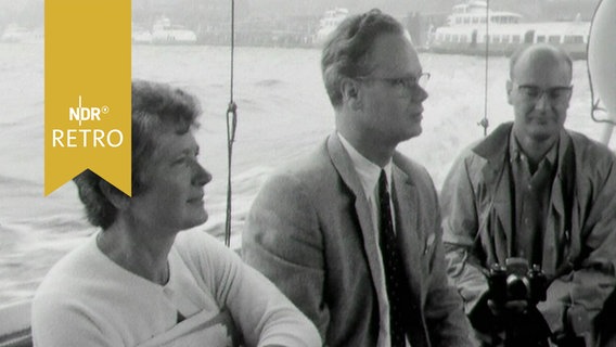 Mehrere Leute am Heck eines Schiffes bei einer Hafenrundfahrt für Lehrerinnen und Lehrer in Hamburg 1963  