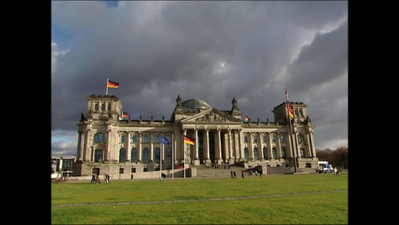 Graue Wolken über dem Reichstagsgebäude  