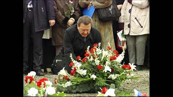 Gerhard Schröder legt einen Blumenkranz nieder  