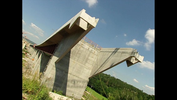 Eine Brücke im Bau  