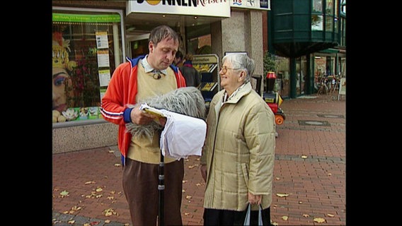 Reporter Alfons interviewt eine Passantin  