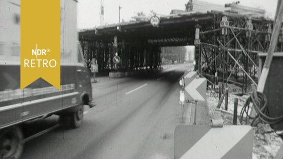 Straße unter ein Brückenbaustelle in Hannover (1964)  