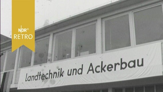 Banner an einer Ausstellungshalle in Rendsburg 1964: "Landtechnik und Ackerbau"  