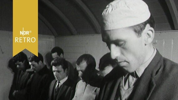 Vorbeter und Gläubige in einer Moschee in einem Zugwaggon in Hannover 1964  