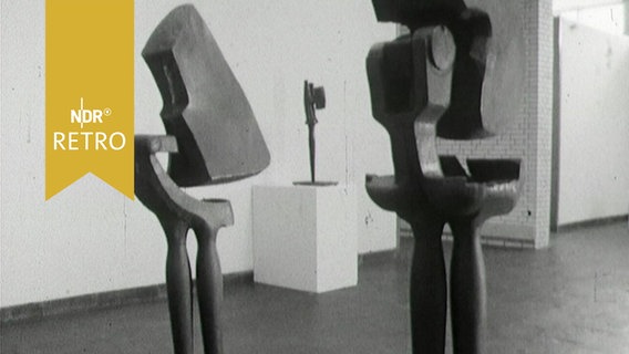 Zwei Stahlskulpturen von Rudolf Hoflehner in einer Ausstellung der Hamburger Kunsthalle 1964  