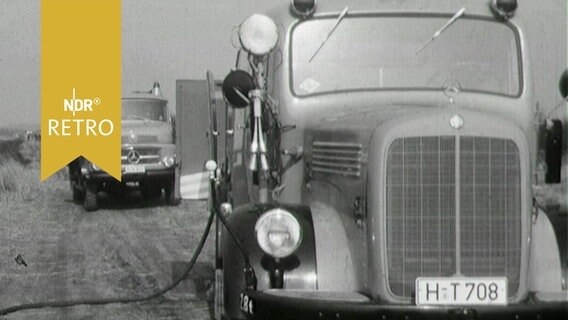 Feuerwehrwagen auf einem Feldweg (1964)  