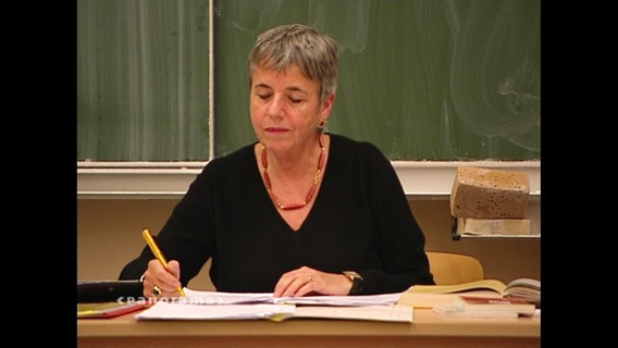 Die Lehrerin Amlut Esselborn an ihrem Pult  