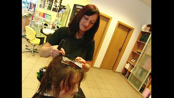 Friseurin Nicole Brunner im Salon  