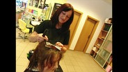 Friseurin Nicole Brunner im Salon  