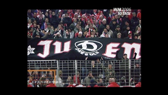 Ein antisemitisches Banner in einem Fußballstadion  