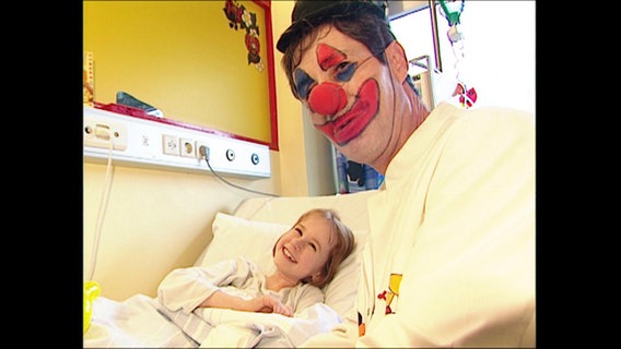 Ein "Clown-Doktor" bei einer jungen Patientin  