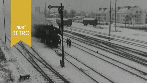 Güterzug, rauchende Dampflok, am innerdeutschen Grenzbahnhof bei Helmstedt im Winter 1964  