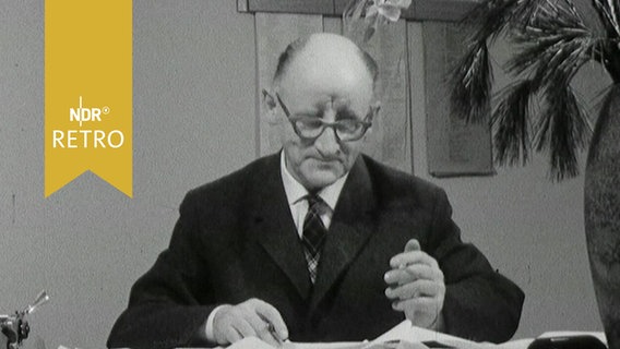 Journalist Axel Eggebert an seinem Schreibtisch bei der Arbeit (1964)  