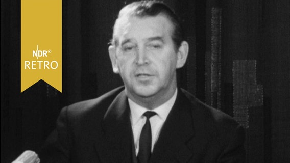 Erich Fromm, Präsident der Bundesärztekammer 1964, auf einer Pressekonferenz  