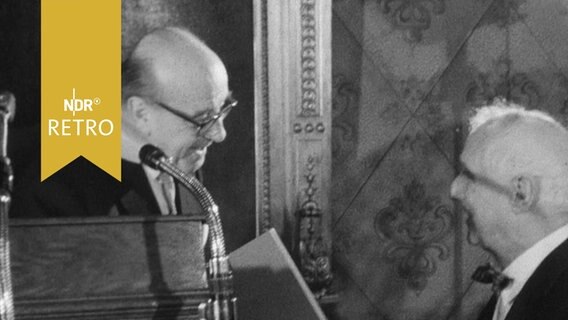 Kultursenator Hans-Harder Biermann-Ratjen überreicht dem Maler Max Ernst die Urkunde zum Lichtwark-Preis 1964  