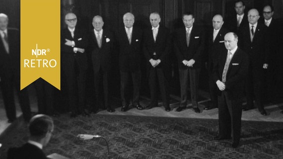 Ministerpräsident Georg Diederichs bei einem Empfang der Konsuln in deren Mitte (1964)  