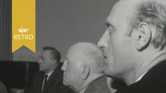 Mehrere Männer sitzen bei eier SPD-Tagung in einem Gasthaus in Braunschweig 1964  