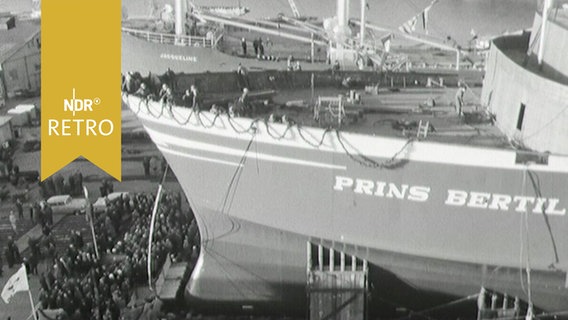 Bug der Fähre "Prins Bertil", umringt von zahlreichen Gästen beim Stapellauf von der Nobiskrugwerft in Rendsburg 1964  