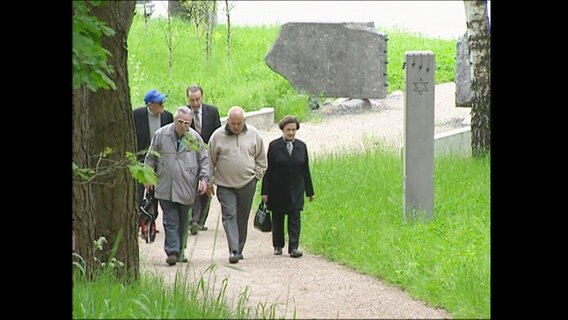 KZ-Überlebende an einer Gedenkstätte in Riga 2004  