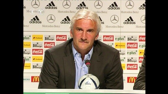 Rudi Völler bei einer Pressekonferenz  