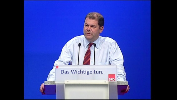 SPD-Politiker Olaf Scholz an einem Rednerpult  