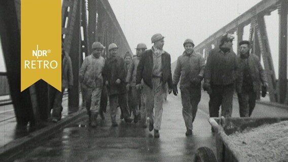Ein Trupp Arbeiter geht über die Bremer Stephanibrücke (1964)  