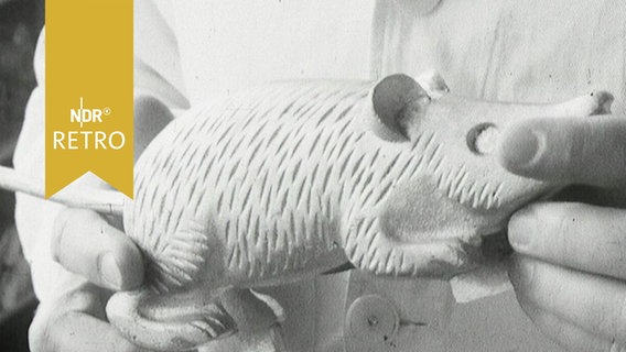 Skultur einer Ratte für das Hamelner Glockenspiel wird in der Hand gehalten (1964)  