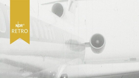 Blick an einer Boeing 737 entlang Richtung Heck mit Triebwerk, im Nebel 1964  