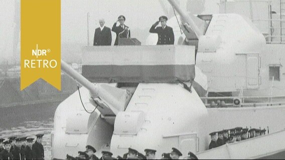 Mehrere Honoratioren auf der Brücke des Zerstörers "Hamburg" bei dessen feierlicher Indienststellung in Kiel 1964  
