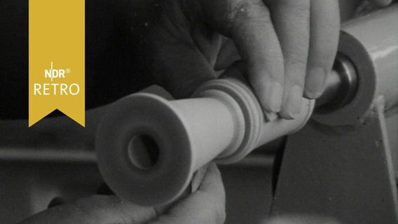 Blockflötenherstellung: eine Flöte wird mit der Feile bearbeitet (1964)  