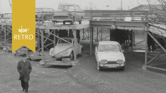 PKW parken in und auf einer sogenannten "Compact-Garage" (1964)  