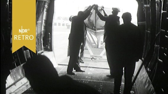 Boot wird in den Transportraum eines Frachtflugzeugs gezogen (1964)  