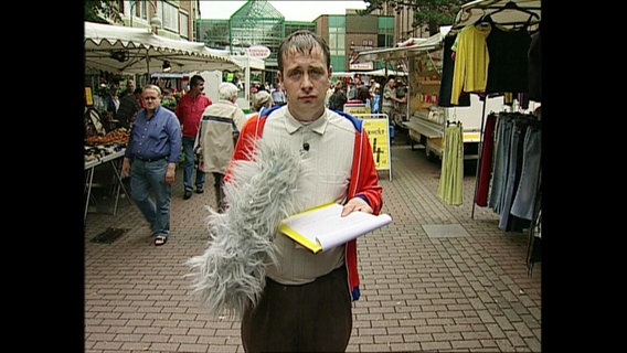 Reporter Alfons auf einem Markt  