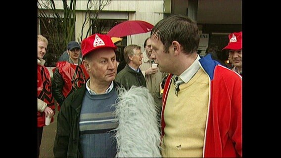 Reporter Alfons interviewt einen Streik-Teilnehmer  