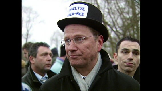 Guido Westerwelle mit spaßigem Hut  