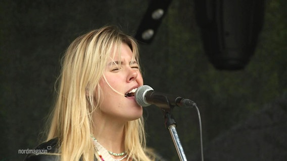 Eine Sängerin tritt beim Immergut Festival auf.  