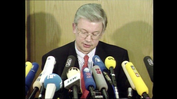 FDPler Koch bei einer Pressekonferenz  