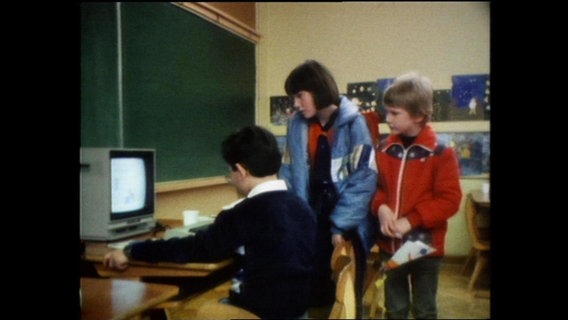 Schüler vor einem Computer  