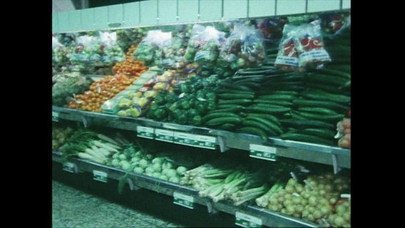 Gemüseregal in einem Supermarkt  