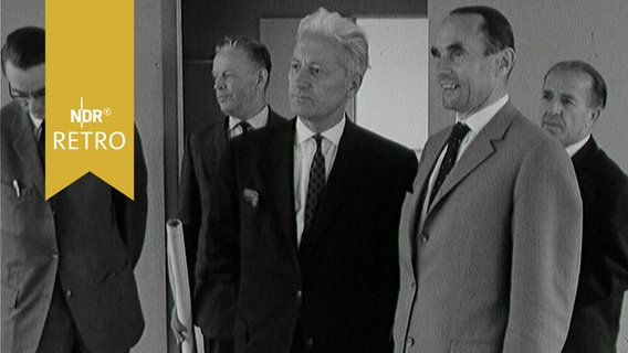 Hans-Hellmuth Qualen, Finanzminister Schleswig-Holstein, mit vier anderen Honoratioren bei einer Baubesichtigung 1963  